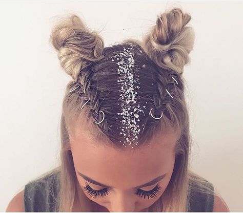 Glitter Roots, Coachella Makeup, Summer Hairstyles For Long Hair, Glitter Accessories, Hair Glitter, Braid Inspiration, Hairstyles Black Women, Space Buns, Birthday Hair