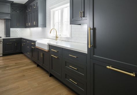 Dark charcoal grey painted cabinets in a classic kitchen by The Fox Group. Come BE INSPIRED by more Timeless Interior Design Ideas, Paint Colors & Furniture Finds! #kitchendesign #thefoxgroup #graycabinets #benjaminmoorecheatingheart #modernfarmhousekitchen Grey Painted Cabinets, Oasis Decor, Fox Group, Dark Grey Kitchen Cabinets, Kitchen Cabinet Trends, Timeless Interior Design, Black Paint Color, Серая Кухня, Dark Grey Kitchen