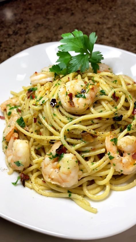 Spaghetti Aglio e Olio with the additon of shrimp recipe 🍤 This is a simple pasta packed with flavor that takes very little time to make. … | Instagram Cook For One, Prawn Pasta, Spaghetti Aglio E Olio, Spaghetti Aglio, Boiling Pasta, Aglio E Olio, Simple Pasta, European Recipes, Healthy Lunches