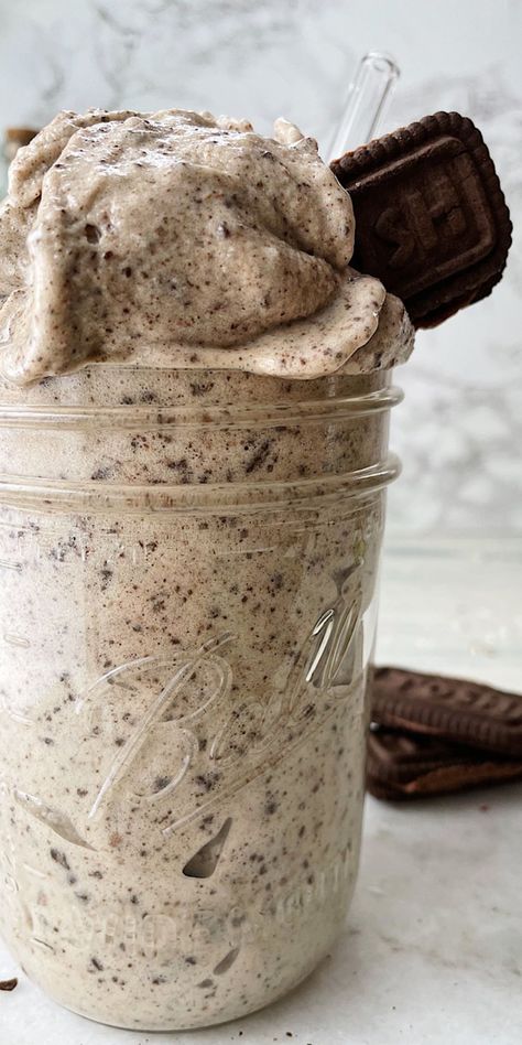 Oreo Banana Milkshake, Healthy Cookies And Cream Shake, Healthy Oreo Milkshake, Healthy Cookies And Cream Smoothie, Healthy Oreo Smoothie, Healthy Cookies And Cream, Healthy Oreos, Cookies And Cream Smoothie, Healthy Milkshakes