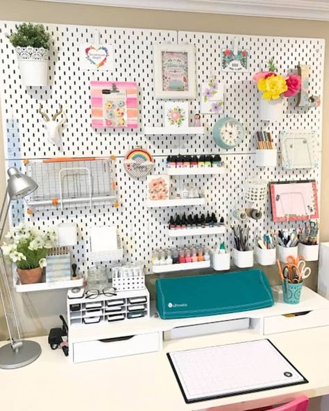 Pegboard Craft Room, Ikea Pegboard, Ikea Skadis, Pegboard Display, Pegboard Storage, Diy Playroom, Pegboard Organization, Pantry Room, Pegboard Accessories