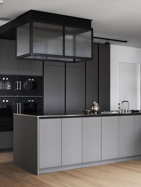 A-Stylish-Stockholm-Apartment-with-a-Fab-Inner-Court-Nordicdesign-16 Two Toned Kitchen Cabinets, Modern Grey Kitchen, Two Tone Kitchen Cabinets, Modern Contemporary Kitchen, Серая Кухня, Grey Kitchen Designs, Popular Interior Design, Two Tone Kitchen, Kitchen Hoods