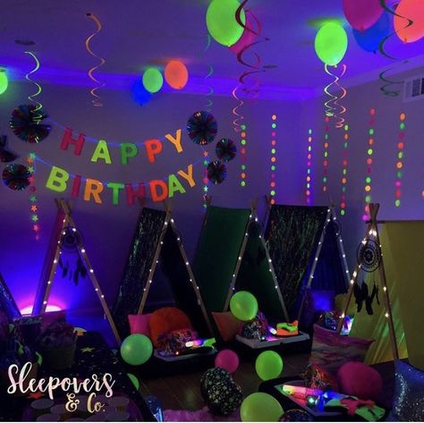 Boys Tent, Tent Party, Alien Party, Glow Birthday Party, Friends Ideas, Teepee Party, Pyjama Party, Neon Birthday, Glow Birthday