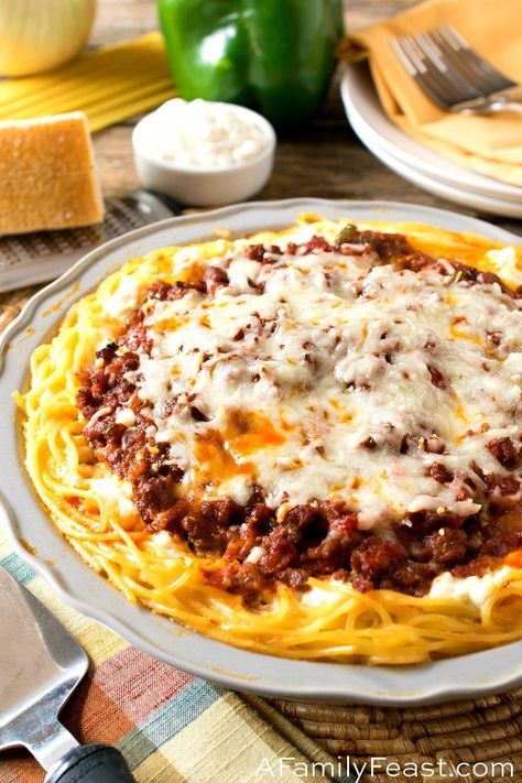 This Spaghetti Pie has a bottom spaghetti crust topped with a fantastic meat and cheese filling. Spaghetti Pie Recipe Easy, Spaghetti Torte, Spaghetti Pie Recipe, Spaghetti Pie Recipes, Best Easy Dinner Recipes, Spaghetti Pie, Italian Tomato Sauce, Dinners Recipes, Easy Spaghetti