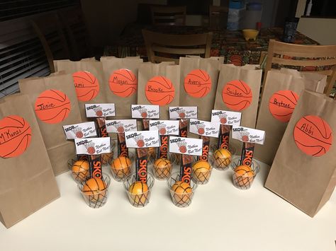 Basketball goodie bags Game Night Dinner Ideas, Game Night Dinner, Basketball Snacks, Basketball Treats, Basketball Senior Night, Basketball Team Gifts, Basketball Playoffs, Team Snacks, Team 10