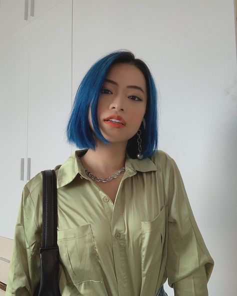 blue hair & green silk shirt Short Blue Hair Bob, Short Hair Blue Color, Bob Blue Hair, Short Coloured Hair, Blue Hair Men, Blue Hair Short, Blue Short Hair, Blue Hairstyles, Green Silk Shirt