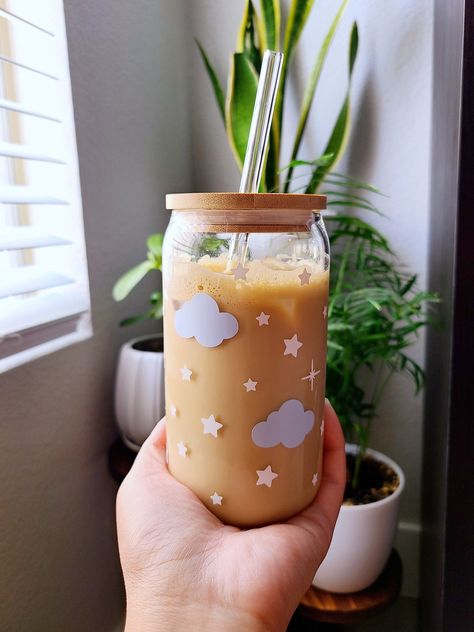 This cute cloud & stars cup will make your beverages even more enjoyable! Our 16oz glass cups are great for your friends, family members, or just for yourself! It can be a birthday gift, bridesmaid gift, or even for baby showers! The glass is durable and able to withstand both cold and hot beverages. The design is made with permanent vinyl and heat sealed to prolong the durability and life of the vinyl.  Order includes: 16oz glass cup, silicone sealed bamboo lid, and glass straw Glass Cup With Bamboo Lid And Straw, Glass Bottle With Straw, Glass Tumbler With Straw Designs, Trendy Glass Cups, Cute Cup Aesthetic, Glass Can Cup Ideas, Glass Cup With Bamboo Lid Designs, Vinyl Designs For Cups, Glass Tumbler Design Ideas