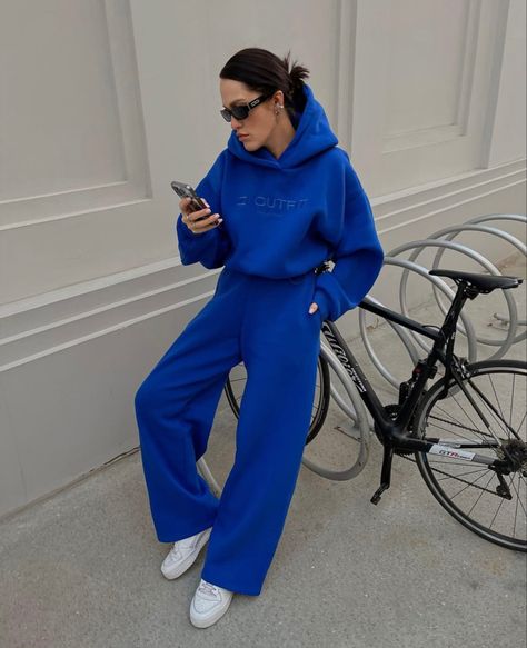 Blue Airport Outfit, Blue Monochrome Outfit, Blue Sweatshirt Outfit, Casual Sweatpants Outfit, Sweat Suits Outfits, Sweatsuit Outfit, Sporty Chic Outfits, Blue Monochrome, Gown Suit