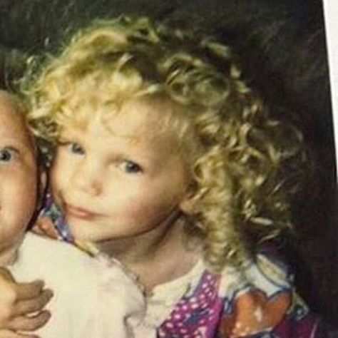 Cute little baby Tay with curly hair 😍#taylorswift #taylurking #fetustaylor #curlyhair #babytay Taylor Curly Hair, Taylor Swift Curly Hair, Taylor Swift Childhood, Taylor Swift Pics, Rare Taylor Swift, Tyler Smith, Young Taylor Swift, Lil Tay, Baby Taylor