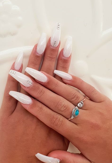 Gems On White Nails, White Nails With Righnstones, White Nails With Red Jewels, White Festival Nails, White Jewel Nails, Matte White Nails With Design, White Nails Rhinestones, White Nails With Jewels, White Ballerina Nails