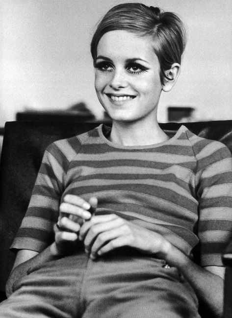 Twiggy Colleen Corby, Jean Shrimpton, Swinging Sixties, Studio 54, 짧은 머리, 1960s Fashion, Famous Faces, White Photo, Pixie Hairstyles