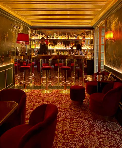 The perfect spot for date night or just a sexy Parisian night is at Le Très Particulier in Montmarte. It's just divine! #ParisWithLanden #ParisBar #RomanticBarParis #RomanticParis #DateNightParis #BestBarParis #BestDrinksParis #ParisCocktails #BestParisCocktails #ParisDateNight #MontmartreBar #MontmartreDateNight #MontmarteHotel #MontmartreGarden #SecretGardenParis French Speakeasy, Jazz Interior Design, Parisian Speakeasy, Speakeasy Decor Bar, Parisian Bar, Bar Lounge Design, Speakeasy Decor, Paris Bars, Parisian Night