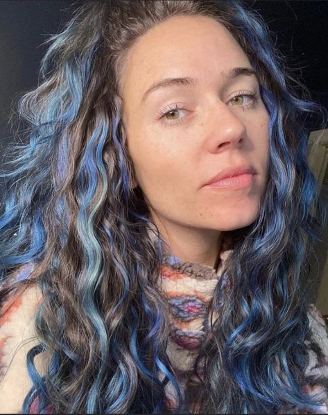 Brown Curly Hair With Blue Highlights, Blue Dye On Brown Hair, Curly Hairstyles Color Highlights, Brown And Blue Curly Hair, Blue Hair Streaks Curly, Dark Blue Highlights Curly Hair, Curly Hair With Blue Highlights, Curly Hair With Blue Streaks, Blue Highlights In Brown Hair Curly