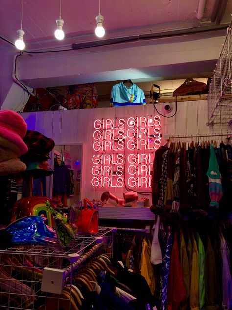 Retro Store Interior, Brick Lane Aesthetic, Thrift Store Interior, Aesthetic Clothing Store Interior, Thriftshop Aesthetic, Vintage Thrift Shop Aesthetic, Vintage Store Ideas, Vintage Store Displays, Groovy Fashion