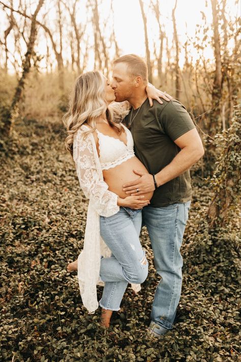 Maternity Photo Shoot Ideas Outfits, Maternity Pictures Belly Showing, Maternity Pics Outfit, Maternity Couple Outfit Ideas, 36 Week Maternity Photos, Grassy Maternity Photoshoot, Fall Maternity Photos Jeans, Outdoor Couples Maternity Photos, Engagement Photos While Pregnant