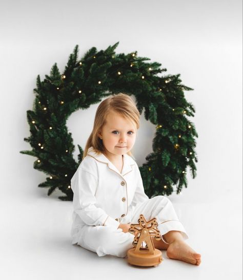 White Background Christmas Photoshoot, Christmas Photoshoot White Background, White Backdrop Christmas Photoshoot, Minimalistic Christmas Photoshoot, Julfotografering Barn, Christmas Wreath Photoshoot, Minimalist Christmas Photoshoot, Kids Christmas Photoshoot Ideas, Christmas Toddler Photoshoot