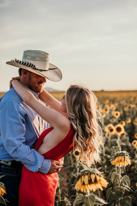 Sunflower Field Photography, Sunflower Field Pictures, Goals Photography, Sunflower Festival, Country Couple Pictures, Couples Pics, Sunflower Photography, Anniversary Shoot, Elopement Wedding Photography