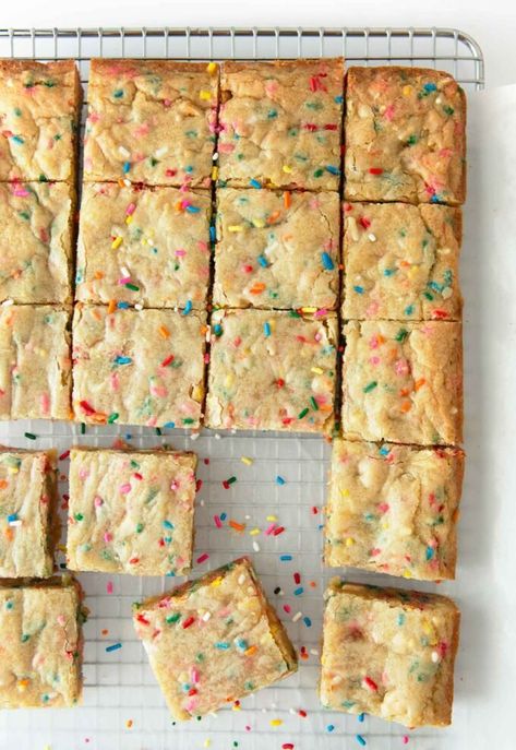 No Bake Blondies, Dessert Recipes Blondies, Blondie Brownies Easy, Homemade Blondies Recipe, Pioneer Woman Confetti Blondies, Funfetti Brownie Bars, Funfetti Blondies Cake Mixes, Funfetti Traybake, Funfetti Bars Recipes