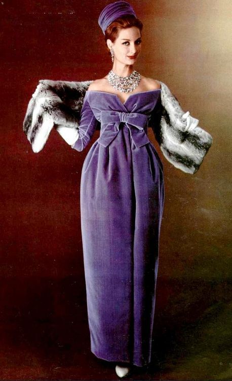 Model wearing a purple velvet dress by YSL for Christian DIor, 1958. Jewellery by Vendome. Photo by Philippe Pottier. jαɢlαdy Fashion 1950, Purple Velvet Dress, Fashion 50s, Fifties Fashion, Look Retro, Fashion 1950s, Classy Fashion, Vintage Gowns, Vintage Couture