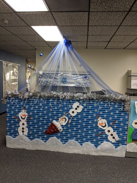 Frozen inspired cubicle decoration. Let it Snow! Snow Globe Office Cubicle, Christmas Cubical Decor, Winter Wonderland Cubicle, Cubicle Christmas Decorations Contest, Christmas Cubicle, Cubicle Ideas, Christmas Cubicle Decorations, Cubicle Office, Cubicle Decor Office