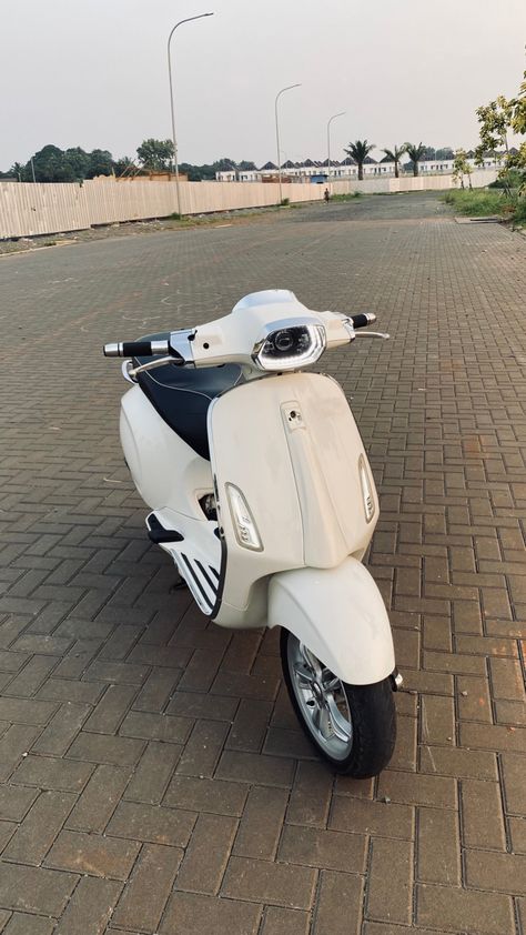 White Vespa, Motorcycle Humor, Vespa Sprint, Boy Idols, Aesthetic Eyes, Bagan, Scooters, Bike, Anime