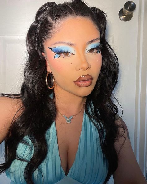 Stenie on Instagram: “Maddy’s Butterfly look 🦋🤍 Inspo: @donni.davy @alexandraafrench on @alexademie <3 kinda combined both looks & @olivia__makeup ‘s tutorial 💙…” Fairy Eye Makeup, Butterfly Makeup, Rhinestone Makeup, Rave Makeup, Unique Makeup, Eye Makeup Designs, Dope Makeup, Colorful Eye Makeup, Edgy Makeup