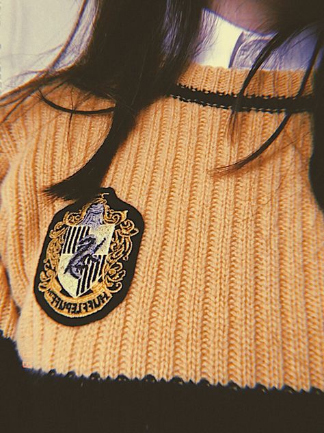 Hufflepuff Aesthetic, Hufflepuff Pride, Harry Potter Hufflepuff, Fotos Aesthetic, Harry Potter Houses, Hogwarts Aesthetic, Hogwarts Mystery, Harry Potter Aesthetic, Wizarding World Of Harry Potter