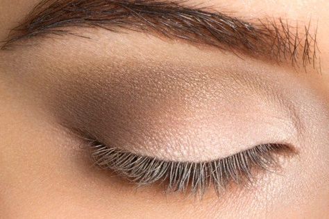 Trucco semplice occhi marroni: 4 idee per valorizzarli in modo super facile! | ClioMakeUp Blog | Bloglovin’ Simple Bridal Makeup, Smokey Eyes Tutorial, Bridal Makeup Tutorial, Makeup For Older Women, Makeup Shades, Smokey Eye Tutorial, Neutral Eyes, How To Apply Eyeshadow, Asian Eyes