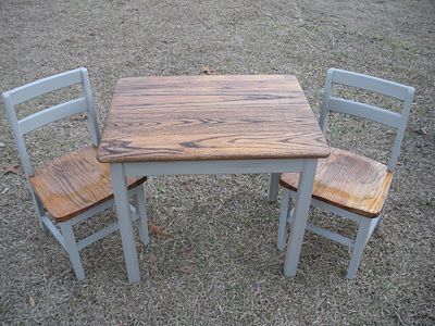 Children's table set...Love the gray and wood grain! Vintage Kids Table And Chairs, Paint Kids Table, Kids Furniture Makeover, Diy Kids Chair, Painting Kids Furniture, Kid Playroom, Diy Kids Table, Kids Wooden Table, Diy Kids Furniture