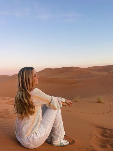 Desert Sahara sunrise sunset outfit photo Sahara Outfit, Sahara Desert Outfit, Desert Outfit Ideas, Desert Inspo, Sand Dunes Photoshoot, Dubai Photoshoot, Desert Outfit, Study Abroad Travel, Morocco Africa