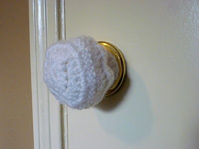 Toddler proof door knob cover.  I need these!  Sean snapped off the plastic ones... and just found his Christmas presents!  A nice lady at Target said that these would do the trick!  Now, I just need to learn how to crochet... Crochet Door Handle Cover, Door Knob Ideas, Useful Crochet, Toddler Proofing, Crochet Cozy, Crochet Kitchen, Diy Crafts To Do, Baby Proofing, Crochet Home