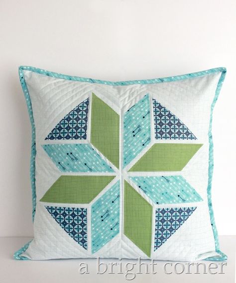 Winter Star Pillow Tutorial + Lake House Brownies recipe #abrightcorner #modernminis #iloverileyblake #rileyblakedesigns #loriholt Pillow Cases Tutorials, Jeans Crafts, Snowflake Quilt, Christmas Quilt Blocks, Quilted Pillow Covers, Star Pillow, Sewing Cushions, Christmas Sewing Projects, Pillow Tutorial