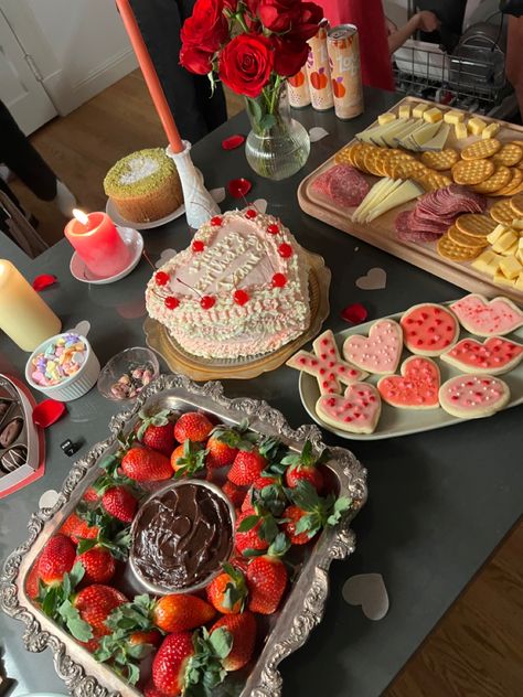 Valentine Dinner Party, Food Fest, Food Tech, Galentines Party, Valentine Dinner, Homemade Cake, Cosy Christmas, Party Inspo, Pink Party