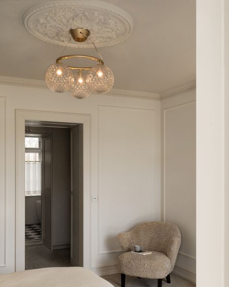 Nuura (@nuuralighting) • Instagram photos and videos Circular Pendant Light, Pendant Lamp Living Room, Chic Dining Room, Unique Chandeliers, Small Chandelier, Exterior Wall Light, Contemporary Dining Room, Chandelier Design, Luminaire Design