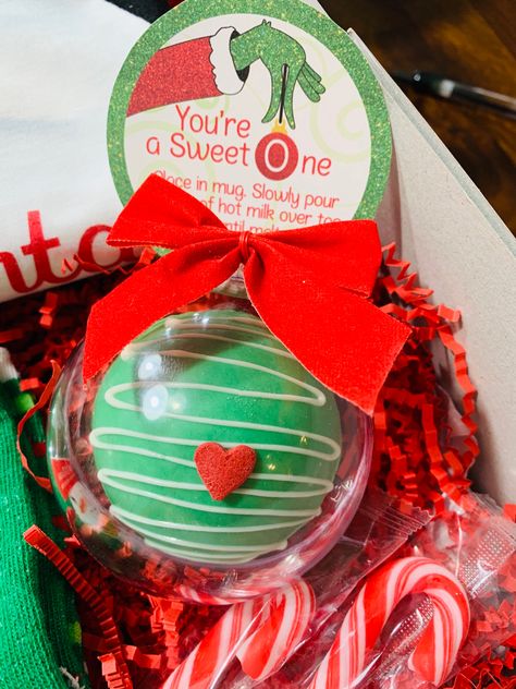 Christmas Eve gift ideas with hot chocolate bombs. Elf On The Shelf Ideas Hot Cocoa Bomb, Hot Chocolate Bombshell Diy Christmas, Chocolate Bomb Molds Ideas Christmas, Cocoa Bomb Gifts, Hot Cocoa Bomb Gift Baskets, Christmas Eve Box For Kids, Lotus Cake, Edible Fruit Arrangements, Chocolate Ornament