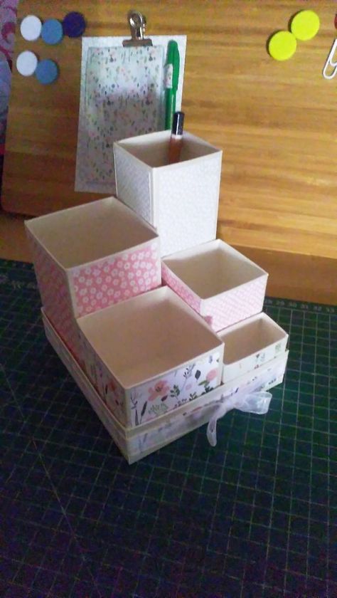 Diy Pen Stand, Box Recycle, Origami Pencil Holder, Boring Summer, Pen Holder Diy, Pencil Stand, Diy Pencil Holder, Diy Pen, Diy Stationary