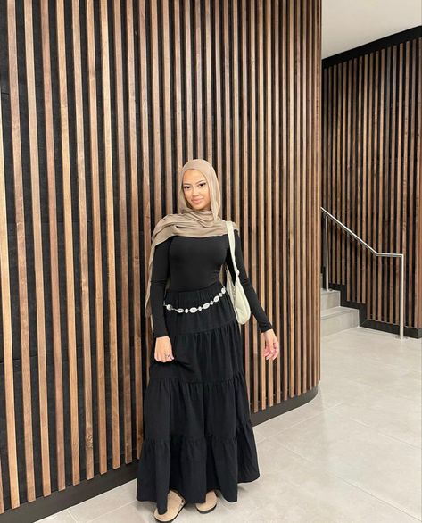 Hijabi Black Dress Outfit, Black Skirt Hijabi Outfits, Black Maxi Skirt Outfit Modest, Hijabi Skirt Fits, Maxi Skirt Outfit Summer Modest, Hijabi Maxi Dress, Modest Festival Outfits, Black Skirt Hijab, Hijabi Summer Dresses