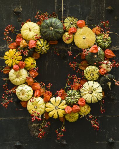 fall door decorations pumpkin wreath Unique Fall Wreath, Home Halloween Decor, Halloween Wreath Ideas, Gift Baskets Diy, Porch Dining, Monster Wreath, Summer Decor Ideas, Fall Mesh Wreaths, Easy Fall Wreaths