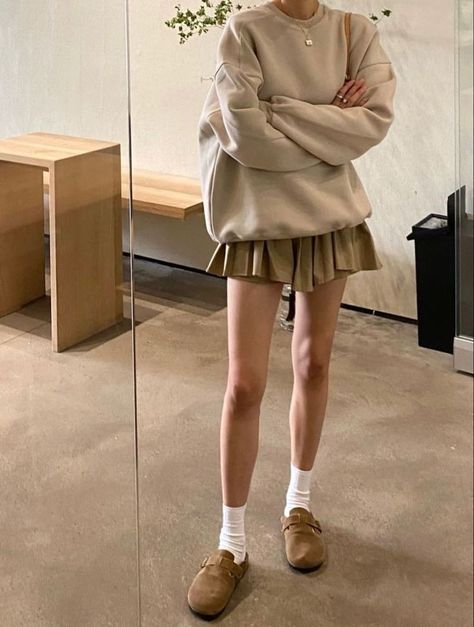 Women Birkenstock, Birkenstock Boston Outfit, Clogs Birkenstock, Linen Outfit, Birkenstock Outfit, Fashion Vibes, Birkenstock Boston, Birkenstock, Right Now