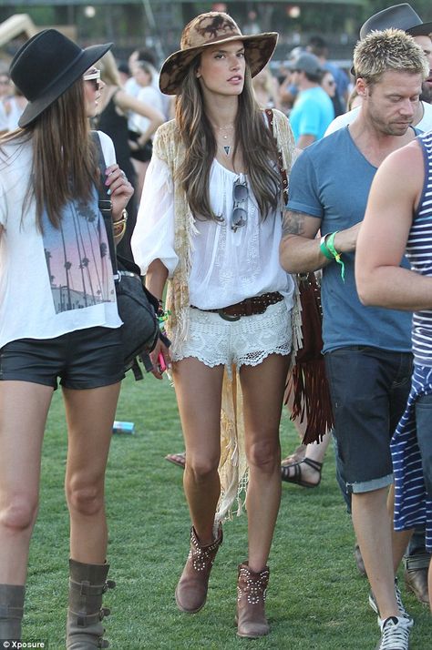 Bom dia: Brazilian model Alessandra Ambrosio also spent her Friday in the California desert Dessert Outfit, Moda Hippie Chic, Moda Coachella, Hippie Elegante, 1970s Fashion Women, Hippie Chic Fashion, Coachella Music Festival, Daily Outfit Inspiration, Coachella Fashion