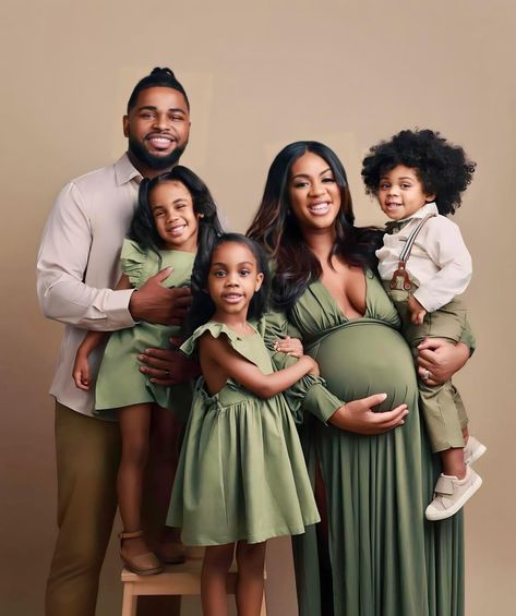 Family Christmas Pictures Black People, Fall Family Photos Black People, Maternity Photography Fall, Fall Picture Outfits, Holiday Photos Outfits, Family Holiday Pictures, Family Photo Studio, Christmas Family Photoshoot, Fall Family Photo Outfits