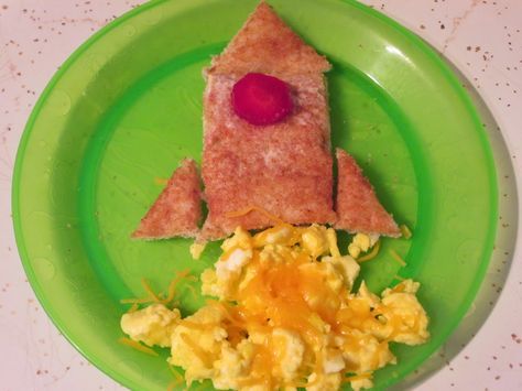 rocket ship breakfast - fun recipes for kids with a space theme - www.walkinthesunshineblog.blogspot.com Space Themed Breakfast Food, Solar Eclipse Breakfast Ideas, Eclipse Snacks, Fun Recipes For Kids, Science Snack, Kids Dinners, Kid Breakfast, Vbs Snacks, Toast Eggs