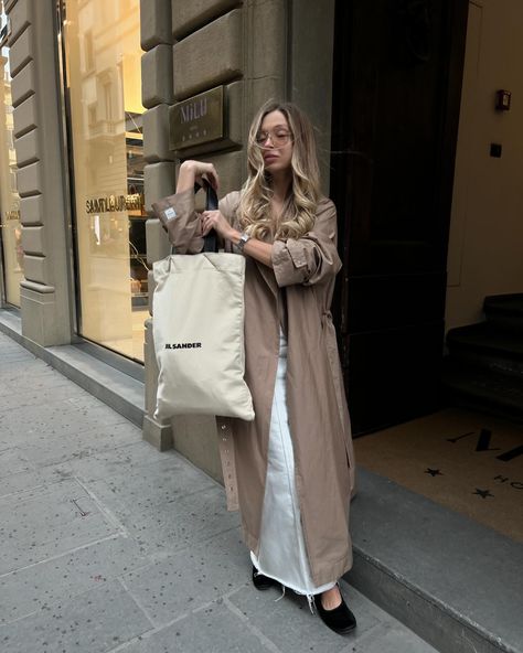 when you trying to pretend that the weather is nice😆 last photo real struggling ➡️ outfit details: top,skirt @zara trench coat @maxmara ballet flats @vibivenezia tote bag @jilsander sunnies @ysl #femininestyle #femininefashion #florencestyle #florencefashion #florenceitaly #tuscanyitaly #beigeoutfit #longskirt beige outfit ideas maxi long cream white skirt max mara trench coat black ballet flats jil sander tote bag neutral style aesthetic feminine outfit ideas feminine style Cream Bag Outfit, Beige Outfit Ideas, Feminine Outfit Ideas, Florence Fashion, Zara Trench Coat, Aesthetic Feminine, Cream Bags, Bag Outfit, Black Ballet