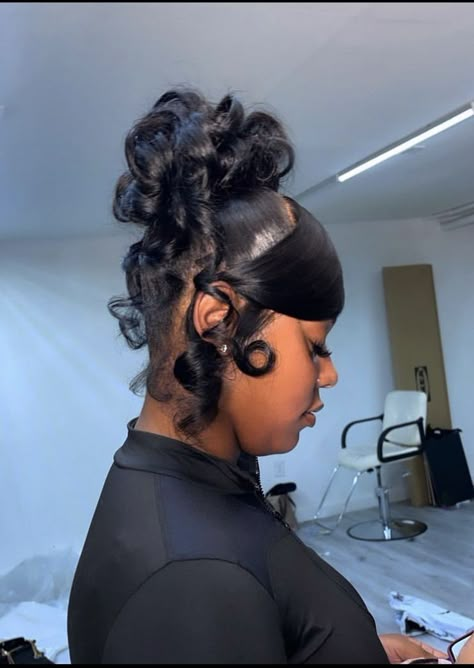 Bob Gray Hairstyles, Quick Hairstyles For Medium Hair, Wavy Hair Anime, Curly Hairstyles Short Hair, Low Bun Hair, Quick Styles, Queer Hair, Braided Ponytails, Black Hair Updo Hairstyles