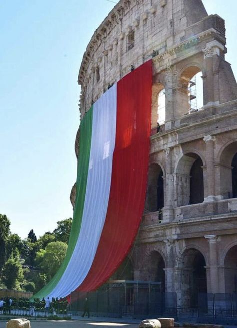 Italia Aesthetic, Italy Vibes, Calabria Italy, Italian Holiday, Italy Flag, Italian Flag, Italian Beauty, Italy Aesthetic, Italian Culture