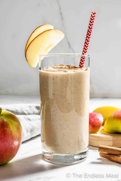 Ease into autumn with this healthy apple smoothie! Fresh apples, creamy bananas, yogurt, nut butter, and warm spices are blended up until smooth. It's an easy breakfast or snack the whole family will enjoy and it's ready in just 5 minutes! #theendlessmeal #applesmoothie #smoothie #apple #apples #breakfast #drink Apples Breakfast, Smoothie Apple, Apple Smoothie Recipes, Green Breakfast Smoothie, Banana Apple Smoothie, Morning Magic, Apple Pie Smoothie, Apple Smoothie, Breakfast Juice