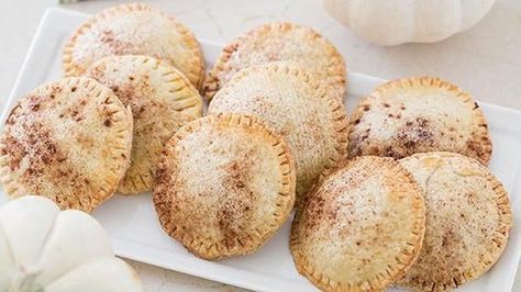 Mini pumpkin pies...just how perfect can Thanksgiving dessert get?   3/8 cup of brown sugar is 1/4 cup+2 tablespoons Pumpkin Pie Pockets, Pumpkin Hand Pies, Mini Pumpkin Pies Recipe, Lunchbox Snacks, Fall Dessert Recipes Easy, Mini Pumpkin Pies, Easy Pumpkin Pie, Pampered Chef Recipes, Frozen Pie