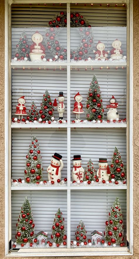 Snowman Collection Display Ideas, Snowman Display Ideas, Window Christmas Decor, Snowman Display, Simple Shelves, Christmas Village Decorations, Clay Idea, Christmas Shelf, Window Christmas