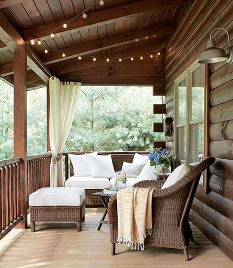 Outdoor curtains Design Per Patio, Spacious Backyard, Building A Porch, Backyard Spaces, House With Porch, Colorful Plants, Beautiful Backyards, Wicker Furniture, Screened Porch