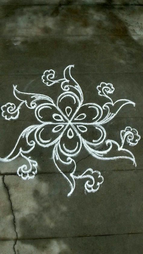 Rangoli Designs With Chalk, Rangoli With Chalk, Indian Rangoli Designs, Easy Rangoli Design, Simple Rangoli Designs, Rangoli Simple, Chalk Design, Rangoli Designs Latest, Simple Rangoli Designs Images